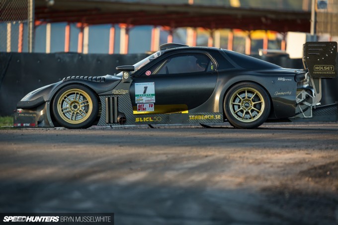 smoketrail:  Awesome track spec FD RX-7