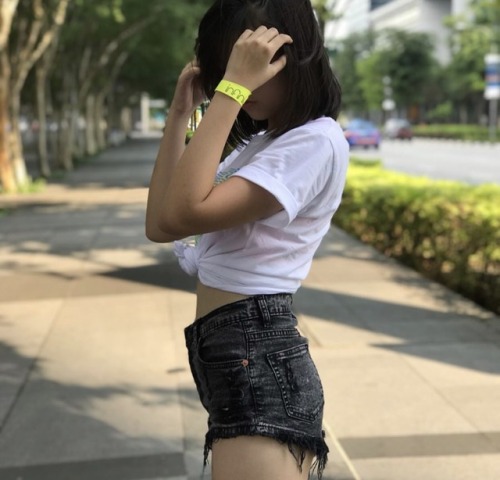 sicksgboy: tenaciouspersonainternet: Cute horny xmm that loves showing her ass. Loves to let guys to