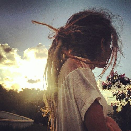 goodvibeeees:  “Hoje a saudade resolveu vir me visitar. Trouxe consigo lembranças antigas. Dentre todas aquelas lembranças, uma delas me fez suspirar fundo e querer voltar no tempo. De repente, me peguei sorrindo à toa, com uma louca vontade