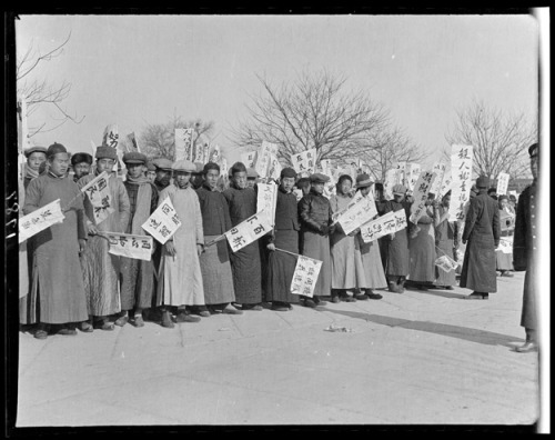 Sidney David Gamble: Student demonstration, Tian'an Men, Beijing, 29 November 1919 From the library 