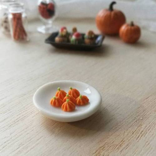 Mini pumpkin meringue ❤ #polymerclay #minifood #miniaturefood #polymerclayfood #tinyfood #miniatures