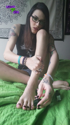 venomsinn: I got a request a bit ago for a foot-centric set, as that’s a fetish of mine also, I was more than happy to oblige.  By the end though, I was just feeling myself and figured that was something I should show off too.  Enjoy! Love, Venom