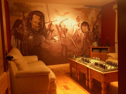 ashi-burzum-ishi:thorinobsessed:littleladyonstars:Tolkien inspired wall design[nazgul screeching][na