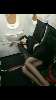 bobliuturing: 空姐累的睡着了，如果飞机上就只有你们俩你会怎么对待她？哈哈哈…