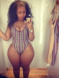 pearhub:  #thick #wide hips #selfie  Holy SHIT!