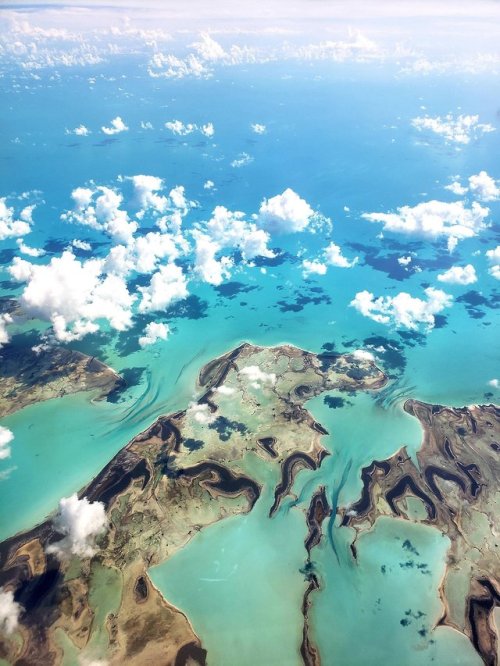 (via View of the Caribbean from the Plane Window [OC] [3024x4032] : EarthPorn)