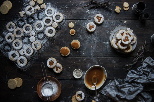 sweetoothgirl: rosemary + salted caramel linzer cookies