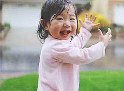 hobbitsaarebas:pbh3:First time experiencing the rain.This small person is having SO MANY FEELINGS :D