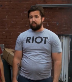 noskinnyguysallowed:  So I’m just now getting to season 7 of this show and fat mac is so sexy 😍