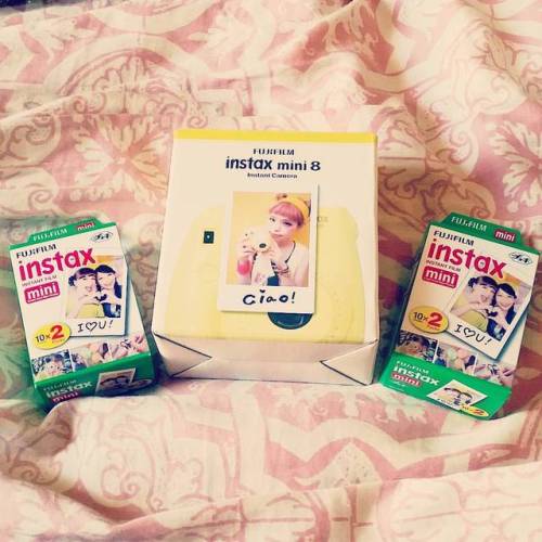 Early birthday presents. 😍💛📷🎉☮ #present #birthdaypresent #earlybirthdaygift #fujifilm #instax #instaxmini8 #yellow #mellowyellow #pretty