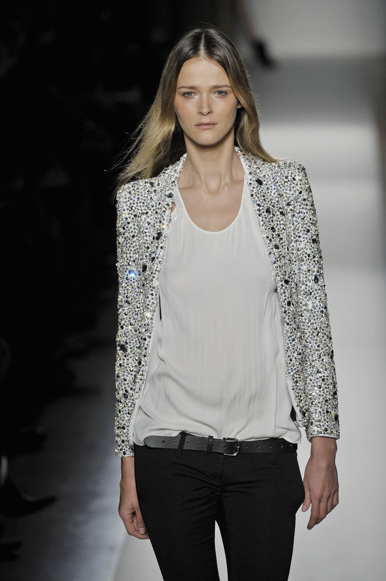 fausses-apparences:  Message me if you have a fashion blog!! Need more blogs to follow