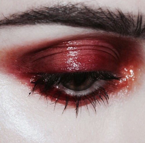 “I love tomatoes @ritueldefille written in blood, bloodroot, and blackthorn. @coverfx halo drops.“ -