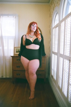 elisabethkaysen:  Red head with curves for