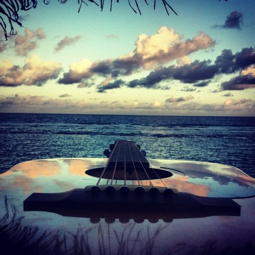 foryouluared:  …. Vou voando sem pensar … Vou buscando o seu olhar… - @gugasabatie- #webstagram 