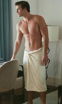 davidmuhn:  Liam Hemsworth wrapped in a towel