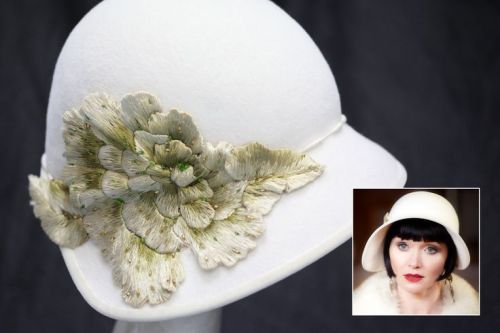 ladygrayluvs:aljohnsonwrites:Hats!!!!!The hat game is strong with Phryne.The green fedora - swoon.