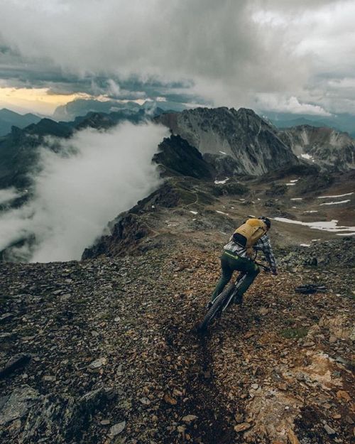 mtbswitzerland: Ein Foto für Wetterliebhaber und Wolkenfans! ⛅️ … #mtbswitzerland via @jannisdietric