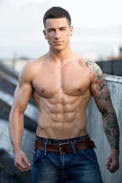 abnbiceplover:  jhnwolf:  Damn, he’s pretty!