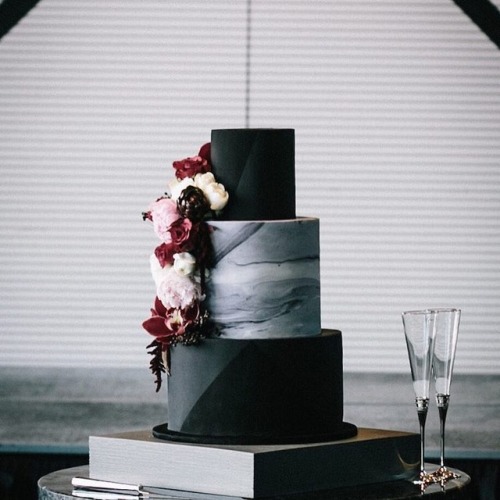 mymodernmet:20+ Black Wedding Cakes That Add Goth-Inspired Flair to a Special Affair