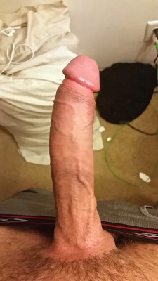 xxl-cock-lover:  would love to suck his big