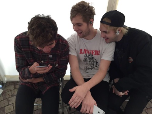 itslukehemmings:  “check out this sick meme!!!!” 