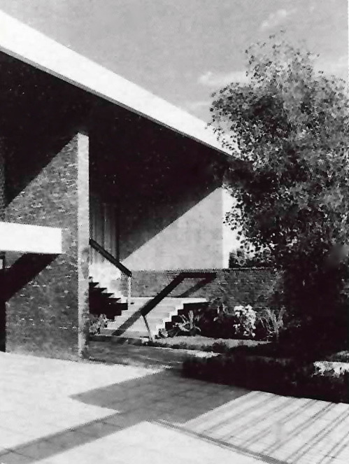 unavidamoderna:Vista de la entrada, Casa en Guadalajara (hoy Instituto Juan Pablo II para la Fa