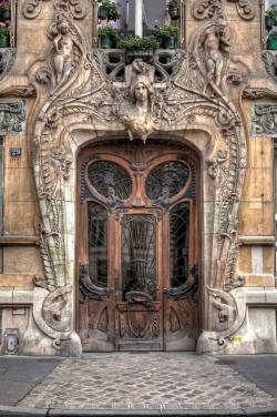 steampunktendencies:“The best door in Paris, France At 29 Avenue Rapp in the 7th arrondissement, very close to the Eiffel Tower. Built between 1899 and 1901, this Art Nouveau masterpiece by Jules Lavirotte is quite striking. The detailed door was designed