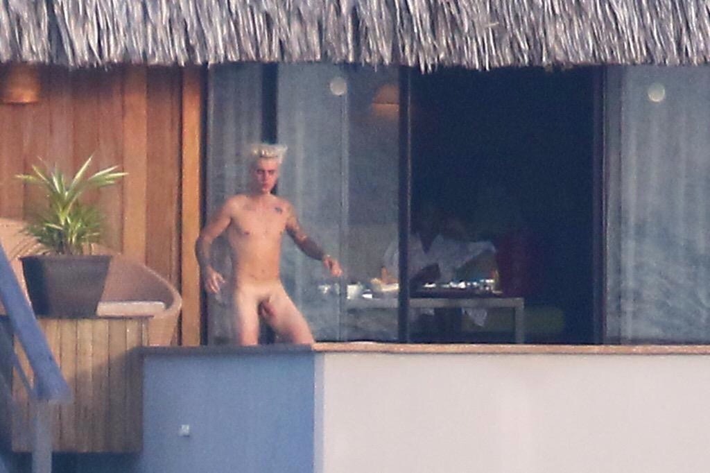 alekzmx:Justin Bieber caught naked… but this time like for real, totally naked!