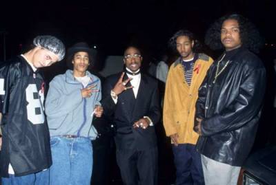 the-saga-begins:
“Tupac with Bone Thugs n Harmony
”