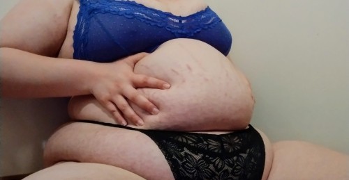 Porn photo bellybaby98:My belly even hangs over my sides