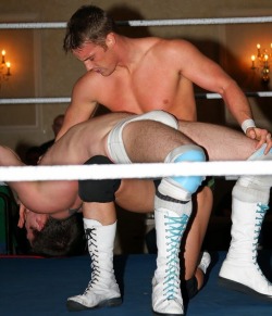 Effective use of the hand over the jobbers mouth, to stop the ref hearing him submit. 