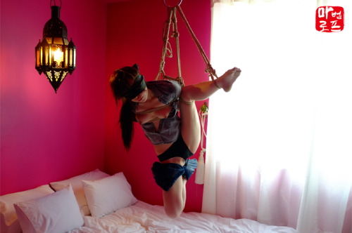 ballerinabondagefairies:  maro-7: Leg-tie using her blue jean. Model: Heai