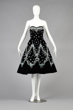 omgthatdress:  Dress Pierre Balmain, 1957