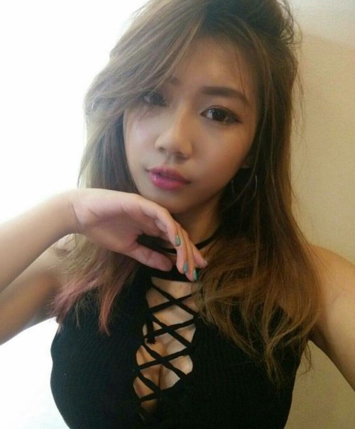 upandundersg: low cut until cannot low. just wanna cum all over her tits #sg #sggirls