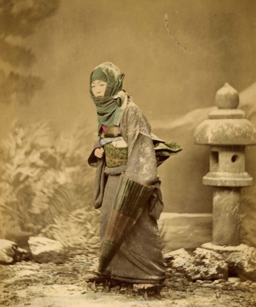 Japonaise en vêtements d'hiver, par Felice Beato, c. 1870. Tirage rehaussé à la main.