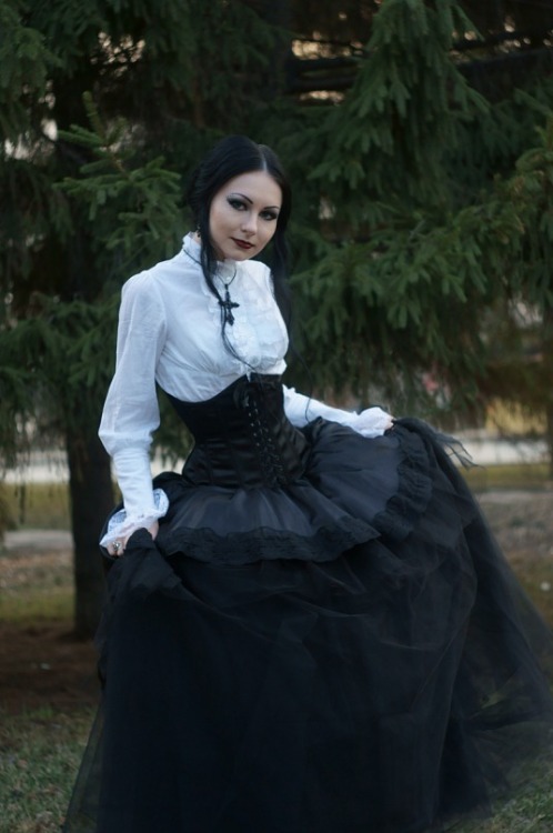 ilovegothgirls:  Wonderful elegance!
