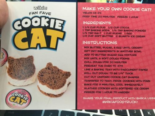 buzzfeedgeeky:COOKIE CAT ICE CREAM SANDWICHES AT NYCCGOS IS REAL