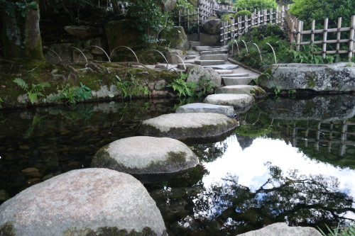 somethingweirdisawtoday: Stepping stones in Okayama’s Korakuen Garden.