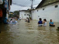 Ok.. Just another day @Jakarta, Indonesia. ლ(o◡oლ) Water and traffic everywhere!!!! ლ(ಠ益ಠლ)