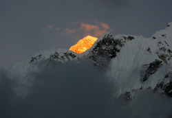 sixpenceee:  “At around 5:30 P.M. on a cold evening, the tip of Everest was the last mountain to be illuminated by the setting sun” Photo by Dylan Toh 