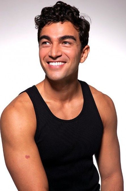 nochillpatrick:  Dude Amini Fonua is really hot.  