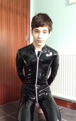 tomffa:  Twink slave  Anyone want to dress