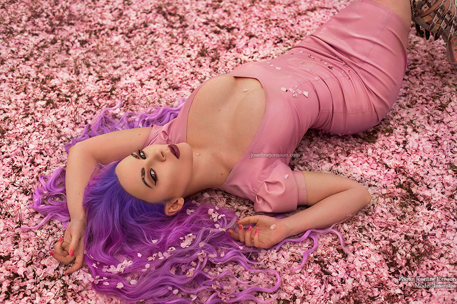 josefinejonsson:  Model is InsaniteaLatex by Maebelle LatexPhotos by: Josefine Jönsson