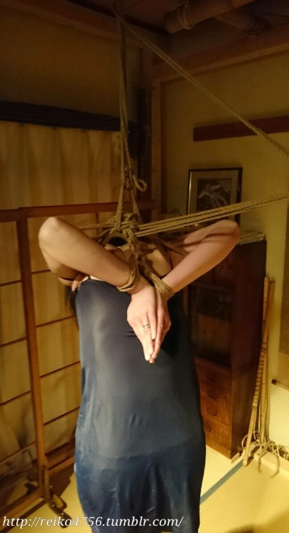 reiko4756: 指導者のもと、いかに少ない縄で吊る事が出来るか、という実験です。 これは腕の縄で吊り上げているのではありません。しかし、危険なので絶対に真似しないでください。 The origi