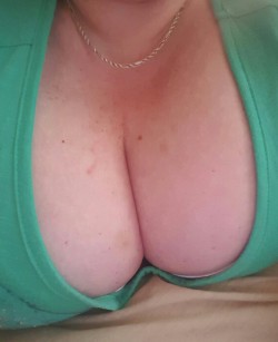 justagirl504:  So, Mister is off to work and I am supposed to be cleaning….😆.  Happy cleavage Sunday!