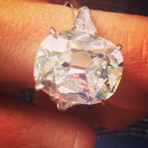 WOW @giulianarancic luce un anillo de @forevermark valorado en $1 millón de dólares &i