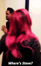midnightchaser:  bemynightingale: Where’s Steve??! #tourpranks (x)  Omg Steve haha 