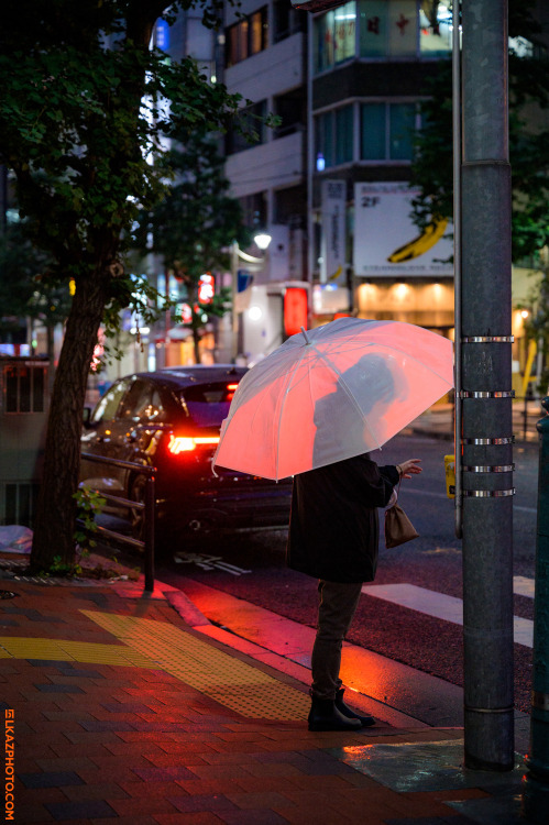 tokyostreetphoto: Red Shade, Shinjuku 新宿