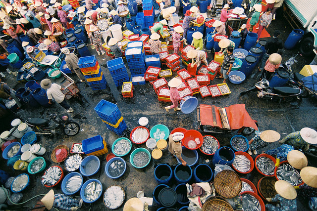 Fishing market, Vĩnh Trường on Flickr.
• Camera: Nikon FM
• Film: Fuji ProPlus 200