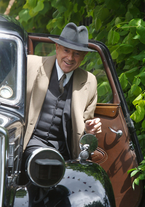 britishdetectives:Foyle leans by a car. I guess he’s pleased to be part of the longstanding traditio